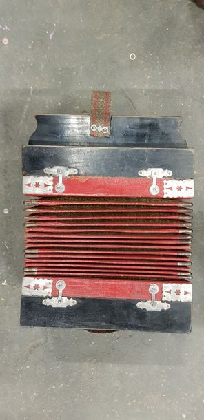 Deux accordeons.