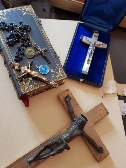 Lot RELIGION : missel fin du XIXème s , croix...