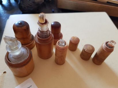 Lot de 4 flacons (huile de jasmin etc) dans...