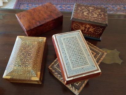 Lot de 5 coffrets en bois, dont 3 étrangers,...