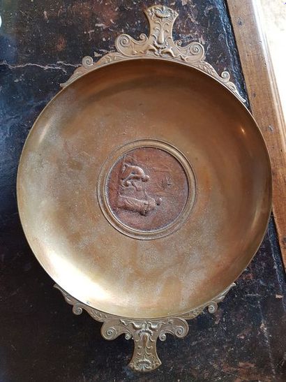 Coupe circulaire sur piédouche en métal à...