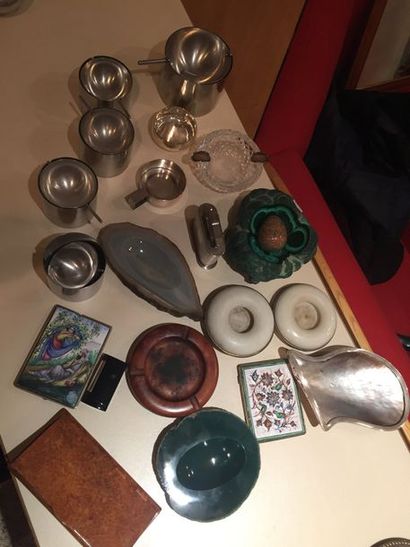 Lot d’objets du fumeur composé de cinq cendriers...