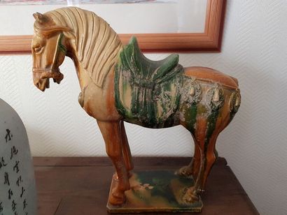 Cheval en terre cuite émaillée dans le goût...