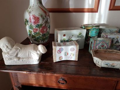 Lot porcelaines de Chine comprenant : 2 repose-tête,...