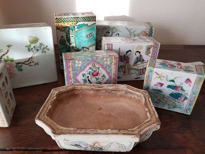 Lot porcelaines de Chine comprenant : 2 repose-tête,...