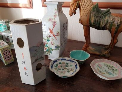 Lot porcelaines de Chine comprenant : 2 repose-tête,...