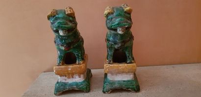 Paire de chiens de Phô en céramique émaillée...