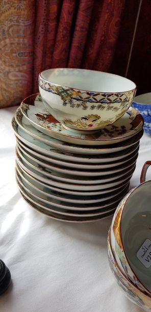 2 services à thé en porcelaine du Xxème s. :...