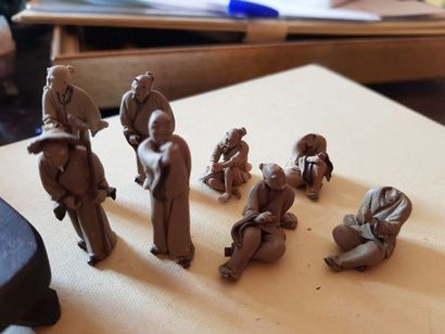 Petits personnages chinois en terre cuite,...