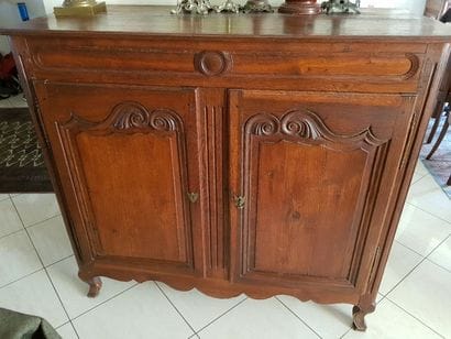 Haut buffet en chêne à 2 vantaux moulurés....