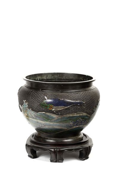 Un vase japonisant et son socle. 

H. sans...