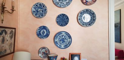 Ensemble de 6 assiettes et plats en faïence...