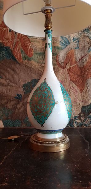 Vase piriforme en porcelaine dans le goût...