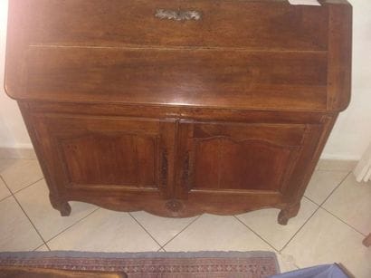 Buffet scriban en noyer mouluré, style Louis...