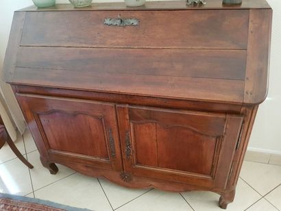 Buffet scriban en noyer mouluré, style Louis...