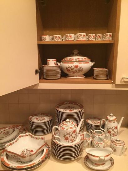 Service de table de119 pièces, en porcelaine...