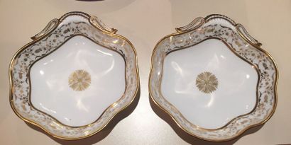 Paire de présentoirs en porcelaine blanche...