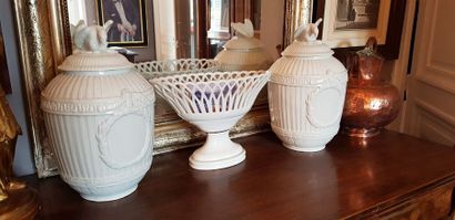 Deux pots couverts et une corbeille.