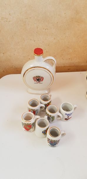 Partie de service à thé en porcelaine et...