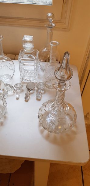 Lot de 5 carafes en cristal taillé , divers...