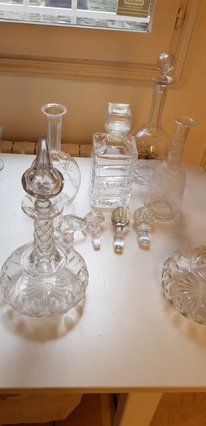 Lot de 5 carafes en cristal taillé , divers...