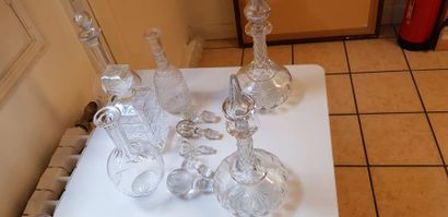 Lot de 5 carafes en cristal taillé , divers...