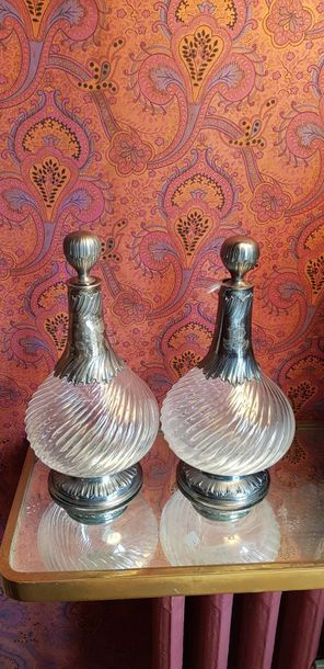 Paire de carafes piriformes en cristal torsadé...