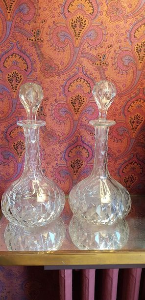 Paire de carafes en cristal taillé dans le...