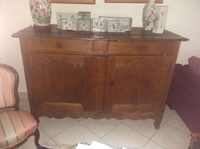 Buffet en bois naturel ouvrant par 2 vantaux...