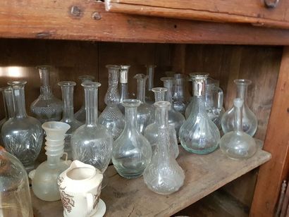 Lot d’environ 15 carafes en verre et/ou ...