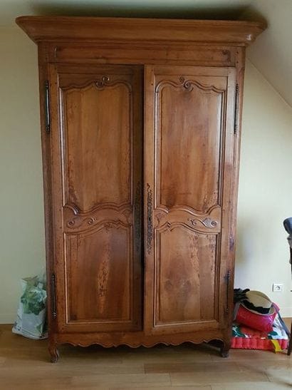 Armoire à corniche en bois naturel mouluré...