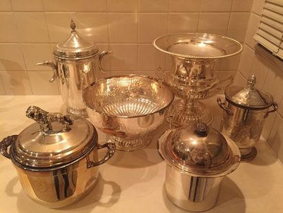 Ensemble de 3 rafraichissoirs, une coupe...