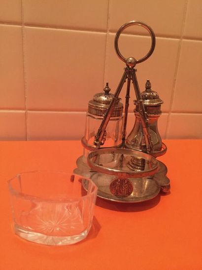 Petit service à épices de trois pièces réalisé...
