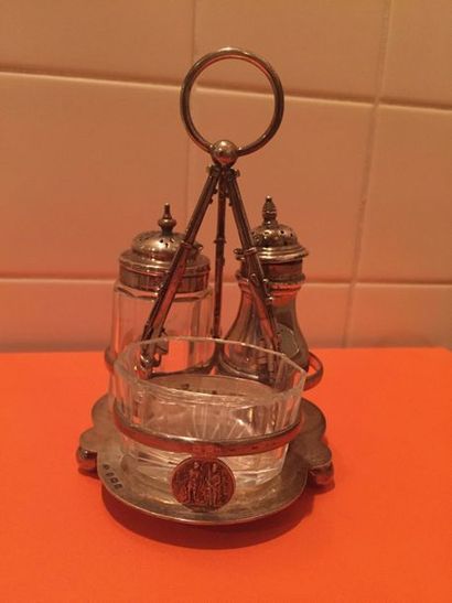 Petit service à épices de trois pièces réalisé...