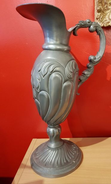 Grande auguière en étain à décor de godrons...