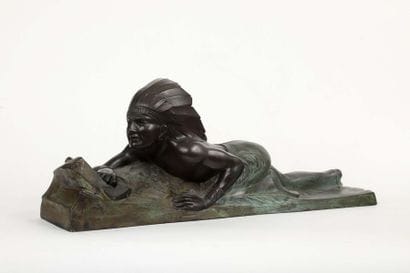 Un indien allongé

Bronze patine brune et...