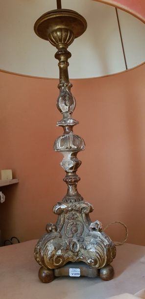 Pique-cierge tripode en bois sculpté et doré...