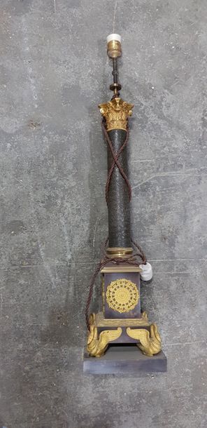 Pied de lampe en bronze patiné et bronze...