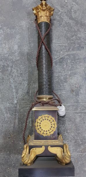 Pied de lampe en bronze patiné et bronze...