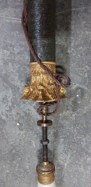 Pied de lampe en bronze patiné et bronze...