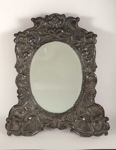 Miroir ovale dans un encadrement de forme...