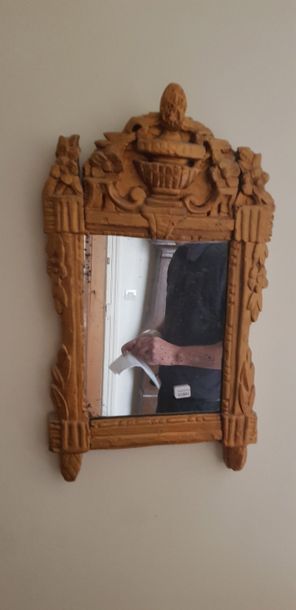 Petit miroir re-doré.