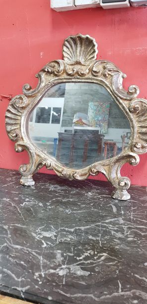 Petit miroir en bois tendre sculpté et argenté.

Décor...