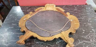 Petit miroir en bois tendre sculpté et argenté.

Décor...