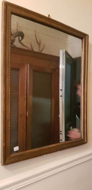 Miroir rectangulaire en bois doré XIXème...