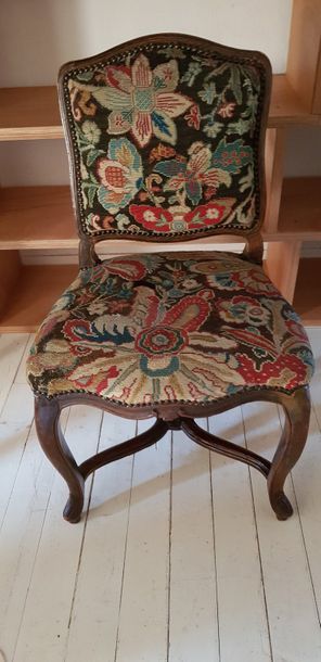Chaise en bois mouluré et sculpté , les pieds...