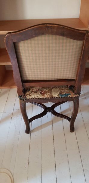 Chaise en bois mouluré et sculpté , les pieds...