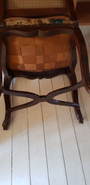 Chaise en bois mouluré et sculpté , les pieds...