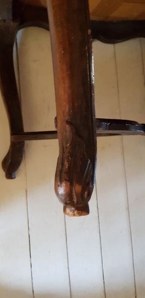 Chaise en bois mouluré et sculpté , les pieds...
