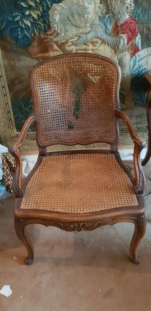 Fauteuil canné en bois mouluré et sculpté....